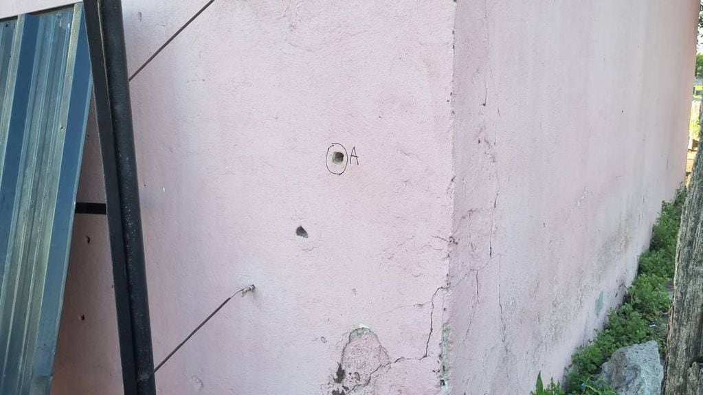 Un disparo hizo saltar el revoque de una pared exterior.