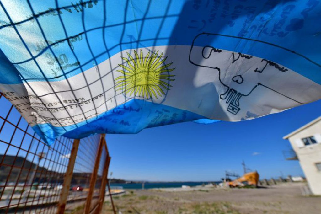Comodoro Rivadavia: Banderas argentinas con mensajes para la tripulación del submarino ARA "San Juan" durante la búsqueda.