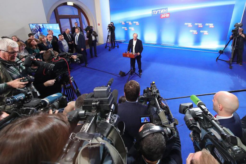 FET81. Moscow (Russian Federation), 18/03/2018.- Presidential candidate, Russian President Vladimir Putin (C) speaks at his campaign headquarters in Moscow, Russia, 18 March 2018. Russians are electing the President of Russia in the 18 March elections, with eight candidates contesting for the presidential seat, including the incumbent president Vladimir Putin, who leads with over 72 per cent of the vote and projected to win his fourth term in the Kremlin. (Elecciones, Moscú, Rusia) EFE/EPA/MICHAEL KLIMENTYEV / SPUTNIK / KREMLIN POOL MANDATORY CREDIT