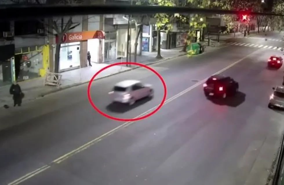 Se conoció un nuevo video del conductor borracho que atropelló a un ciclista y luego chocó (Foto: captura)