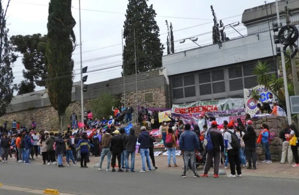 Organizaciones sociales aguardaron a las puertas de la Legislatura de Jujuy.