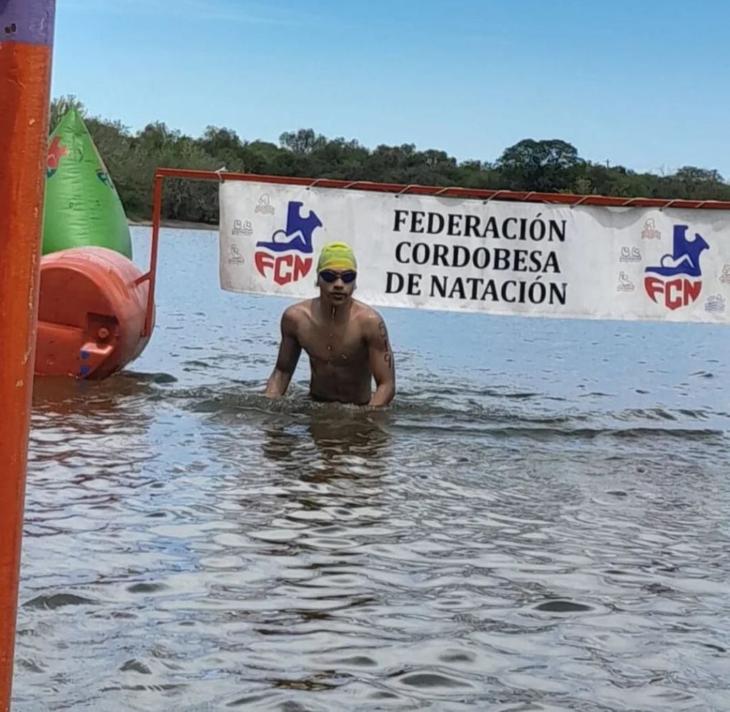Samuel Rodríguez nadando en Córdoba.