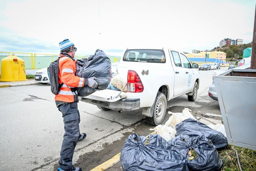 Ushuaia: realizaron una nueva jornada de limpieza en el barrio Mirador de los Andes
