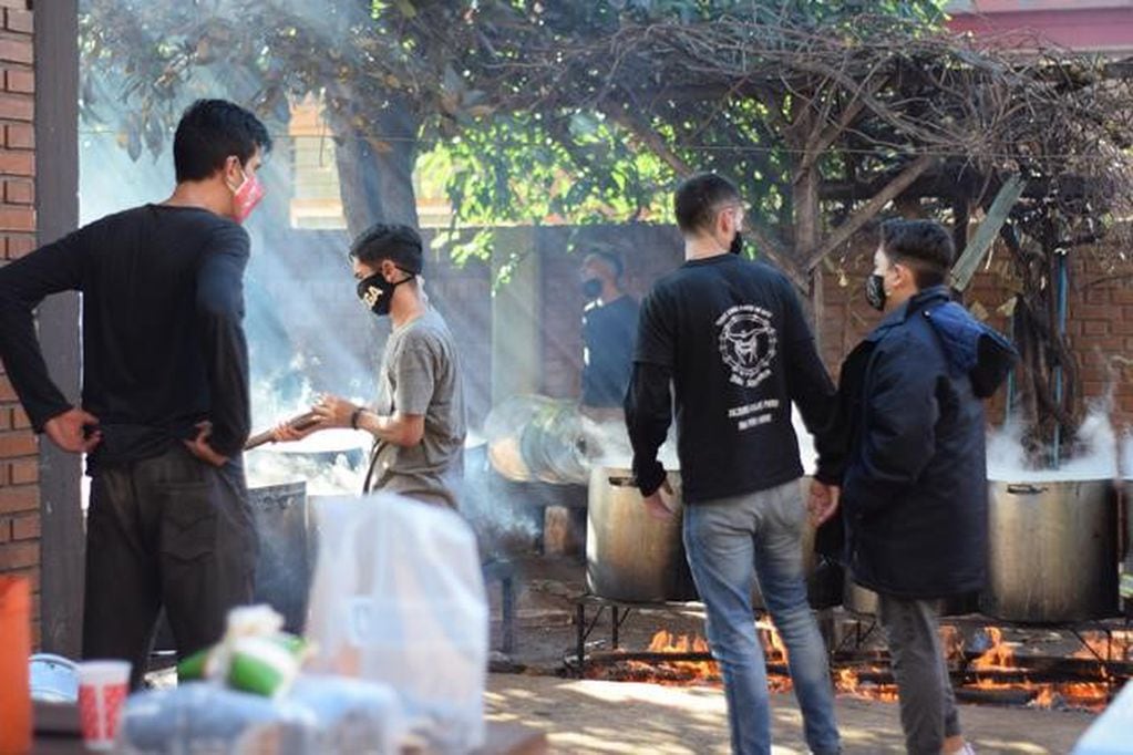 Indu Solidaria en plena tarea de ayuda y trabajo solidario en Posadas. (D. Social)