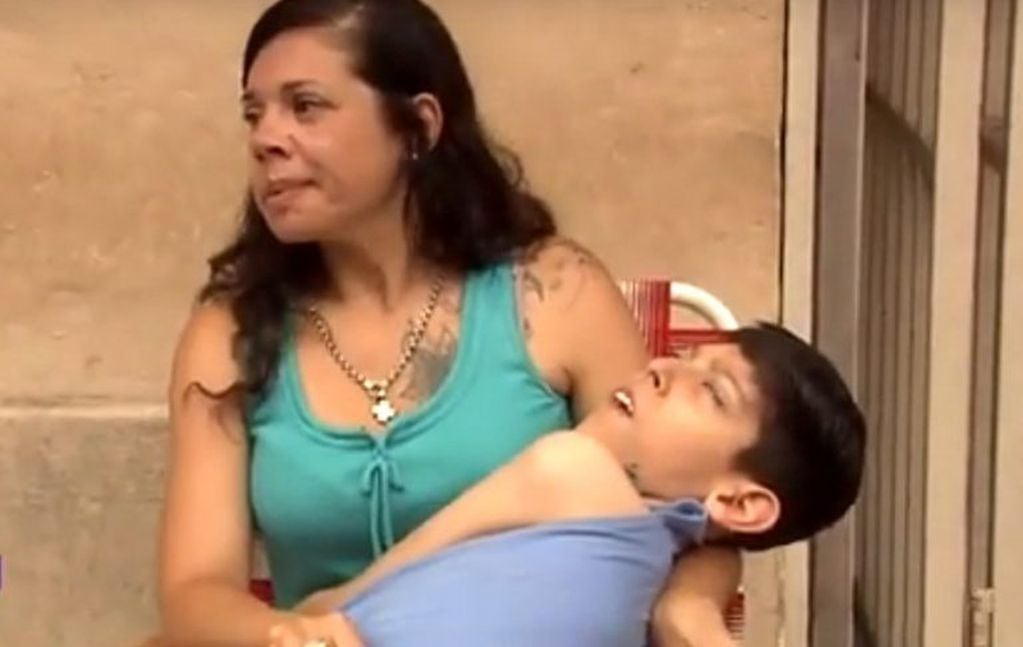 El reclamo de una mamá con su hijo en la puerta de la obra social Osecac en Córdoba porque no le cubren una operación.