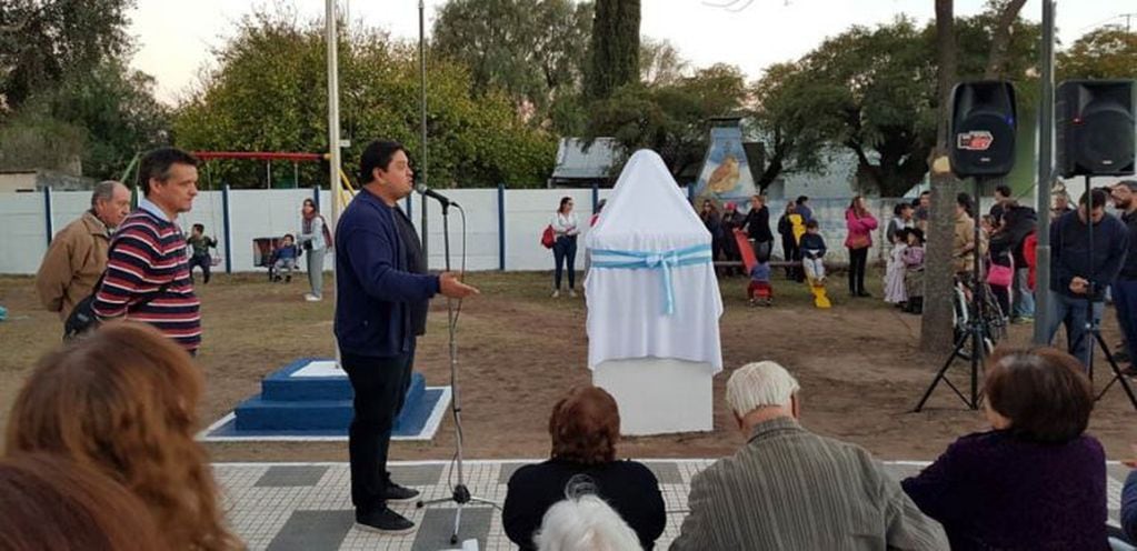 Carlos Tarrío, presidente de la Comisión Vecinal, dirige unas palabras (Municipalidad de Santa Rosa)