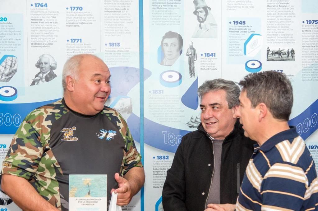 El jefe de Gabinete de la Municipalidad de Ushuaia, Omar Becerra, participó este martes de la presentación de la línea de tiempo actualizada sobre la historia de las Islas Malvinas, en representación del intendente Walter Vuoto.