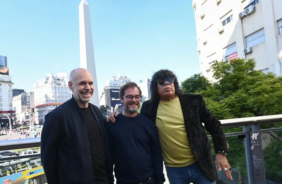 "La Mona" junto a Horacio Rodríguez Larreta, jefe de gobierno porteño, y Enrique Avogadro, ministro de Cultura. (Prensa GCBA).