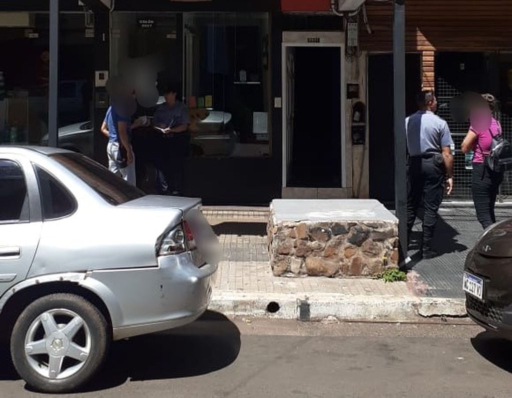 La policía de Misiones frente a la casa donde fue hallado el cadáver de Pablo Martín Arredondo. (MisionesOnline)