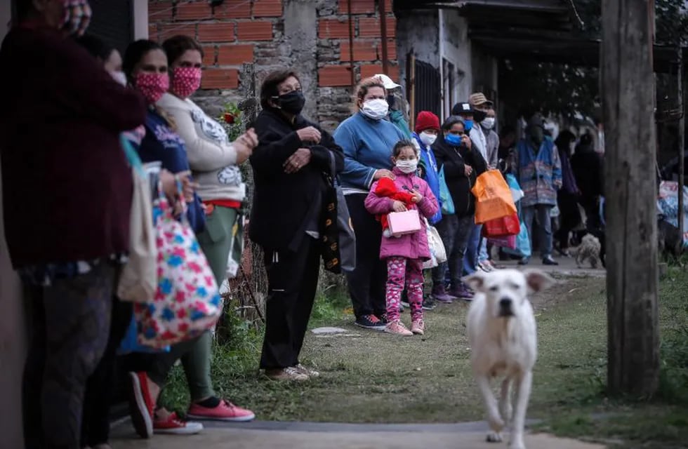 Personas esperan para recibir comida en La Matanza. (Foto: Juan Ignacio Roncoroni/EFE)
