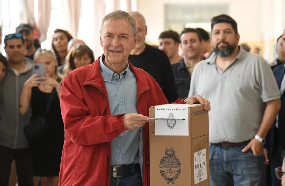 El candidato a presidente, Juan Schiaretti, emitió su voto.