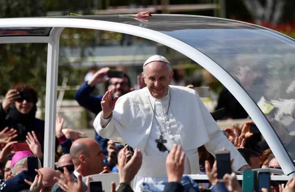 Francisco visitó a Benedicto XVI para saludarlo por Pascua.