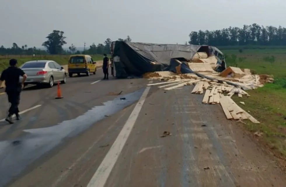 Accidente sobre Ruta Nacional N°12: volcó un camión con madera.