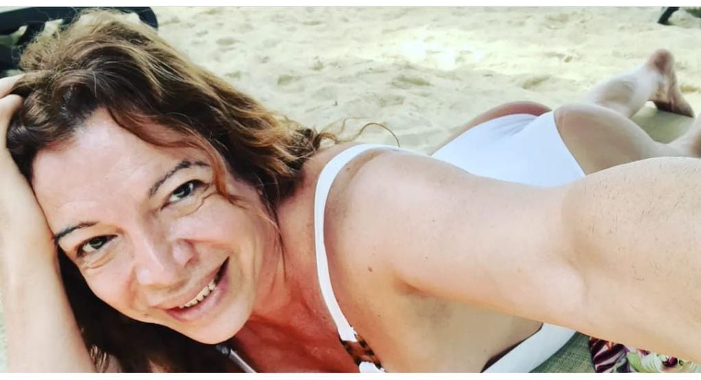 Lizy Tagliani posó desde la arena con una enteriza blanca cavada y dejó en shock Instagram: "La clásica"