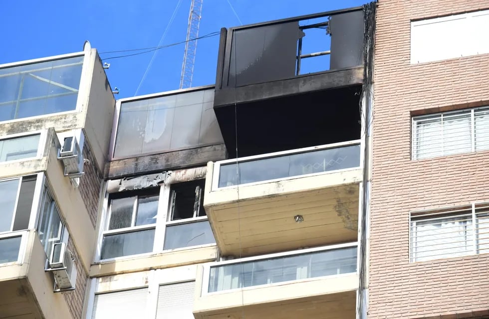 Se incendió un edificio en barrio Nueva Córdoba, un estudiante no pudo escapar, cayó al vacío y murió.