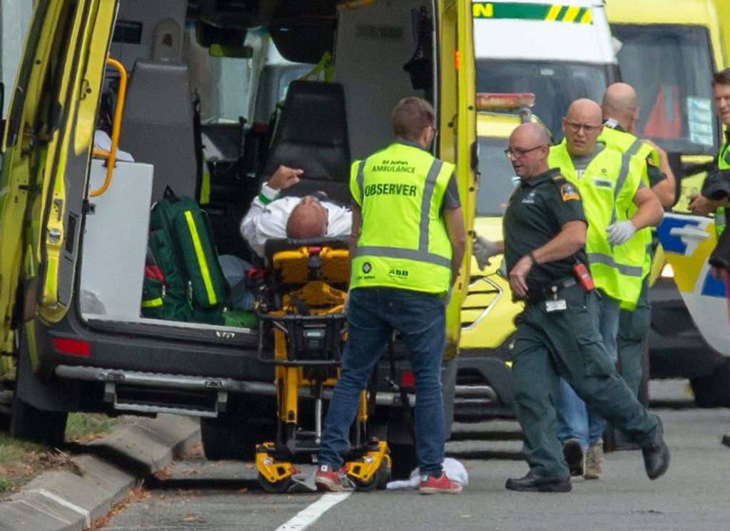 Una persona lesionada es subida en una ambulancia luego de un tiroteo que resultó en múltiples muertes y lesiones (EFE)