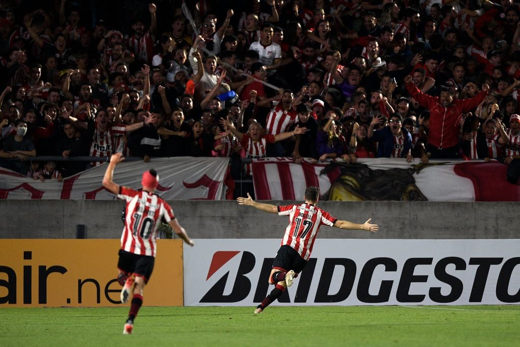 Mauro Boselli festeja su gol frente a los hinchas de Estudiantes.