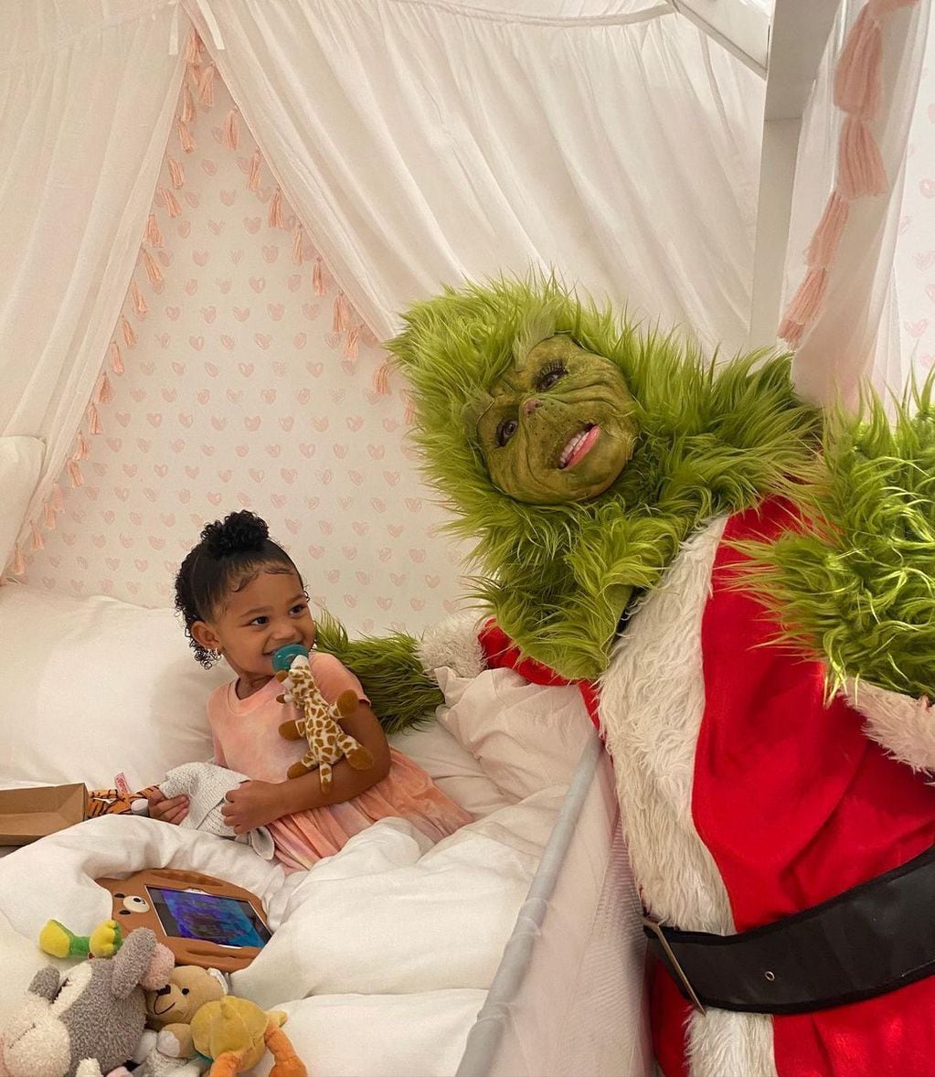 Kylie Jenner se pone en la piel del Grinch para celebrar Navidad con su hijita