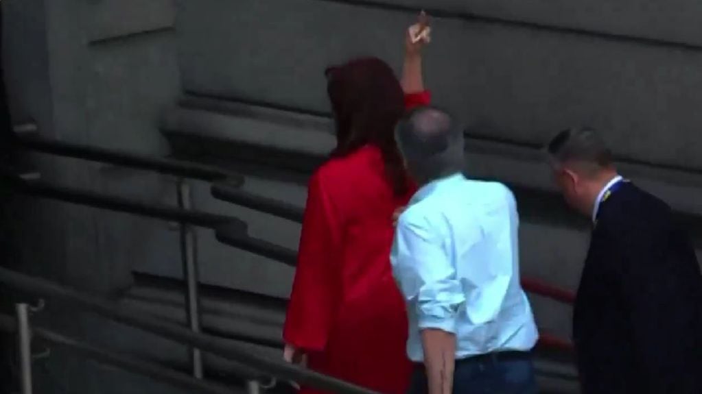 El polémico gesto de Cristina Kirchner a las personas que esperan por la asunción de Milei. Foto: captura.