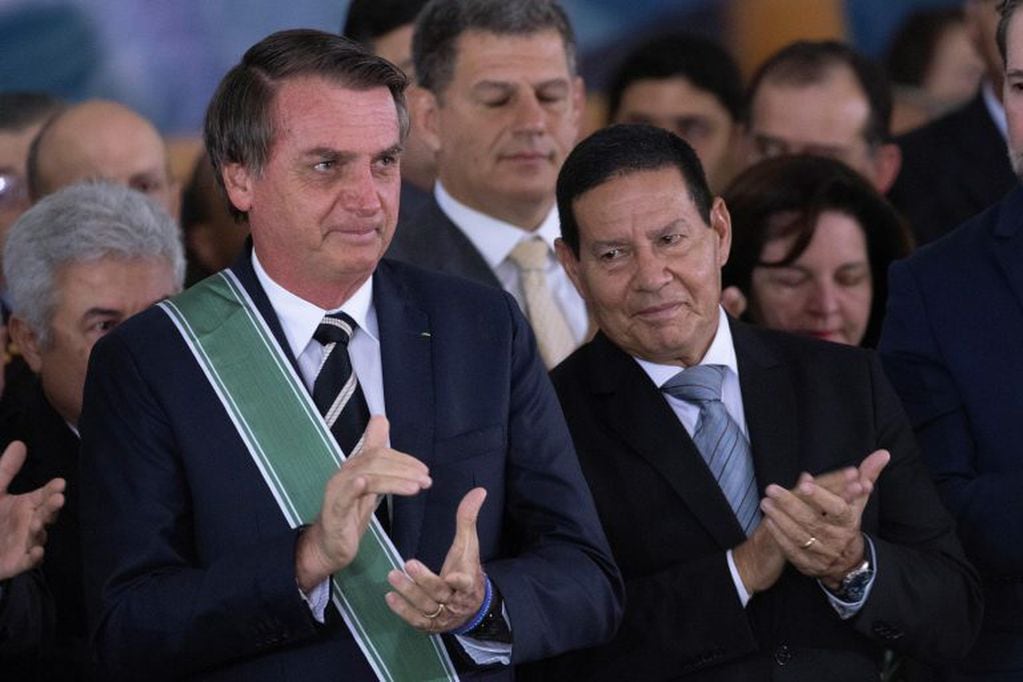 El presidente de Brasil, Jair Bolsonaro (i), y su vicepresidente, general Hamilton Mourao (d) (AFP)