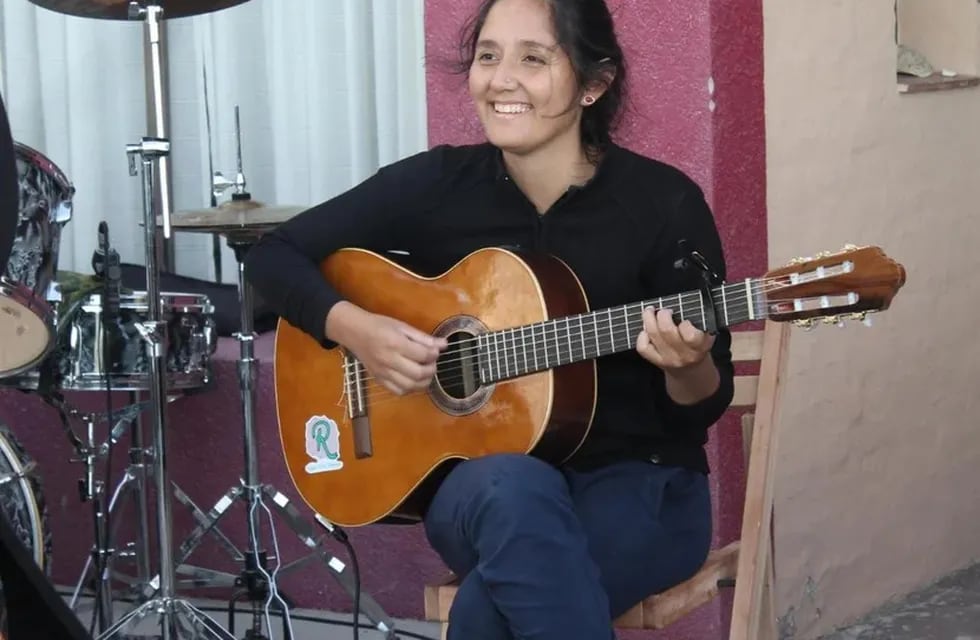 Le robaron la guitarra a una joven artista de Rawson y los vecinos organizaron un recital solidario para ayudarla a comprarse una nueva.
