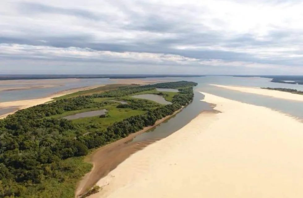 La preocupante bajada histórica del Río Paraná afecta el suministro de agua. (Web).