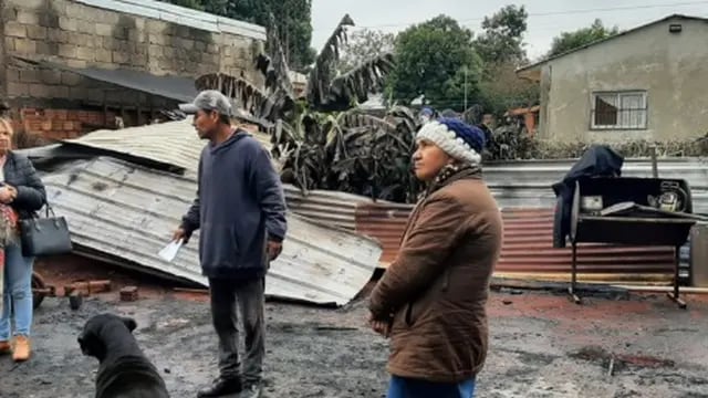Asisten a familia que perdió su casa tras un incendio