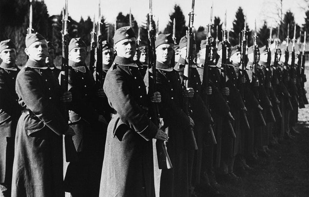 Las tropas de las SS firmes para la inspección. Esta imagen pertenece a un álbum de fotografías de las SS (1936-1939)