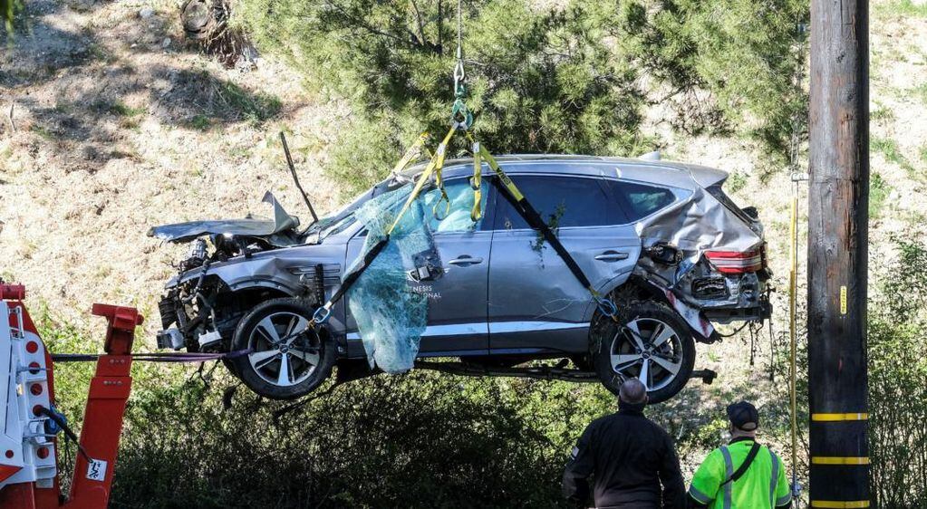 El momento en el que retiraban la SUV destruida, tras el accidente de Woods. (AP/Archivo)