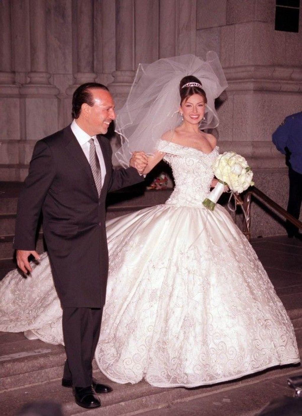 La hija de Thalía quiere usar en su fiesta de 15 una réplica del vestido que su madre utilizó para su casamiento.