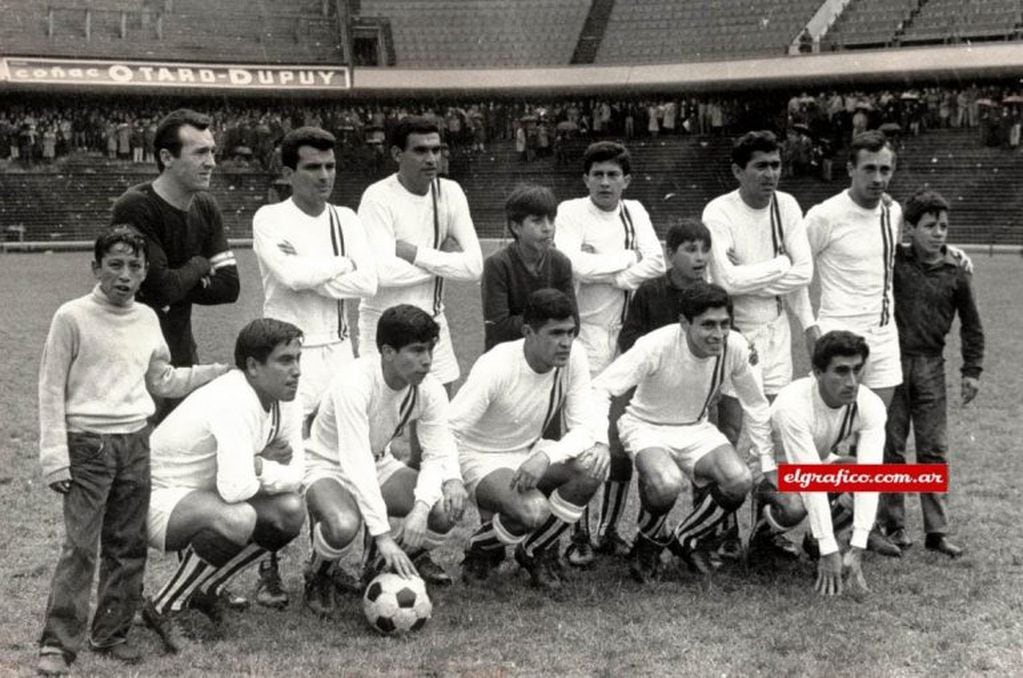 Plantel de Central Córdoba que derrotó a Boca en la Bombonera en el Nacional de 1967. Foto: Revista El Gráfico.