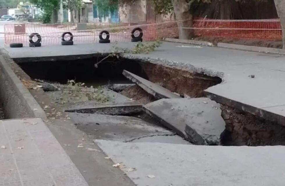 Peligroso cráter de 20 metros se produjo en calle 3 de febrero en Las Heras.