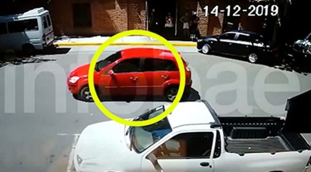 El auto rojo que se ve en las cámaras es de Ramos Ladera (Infobae).