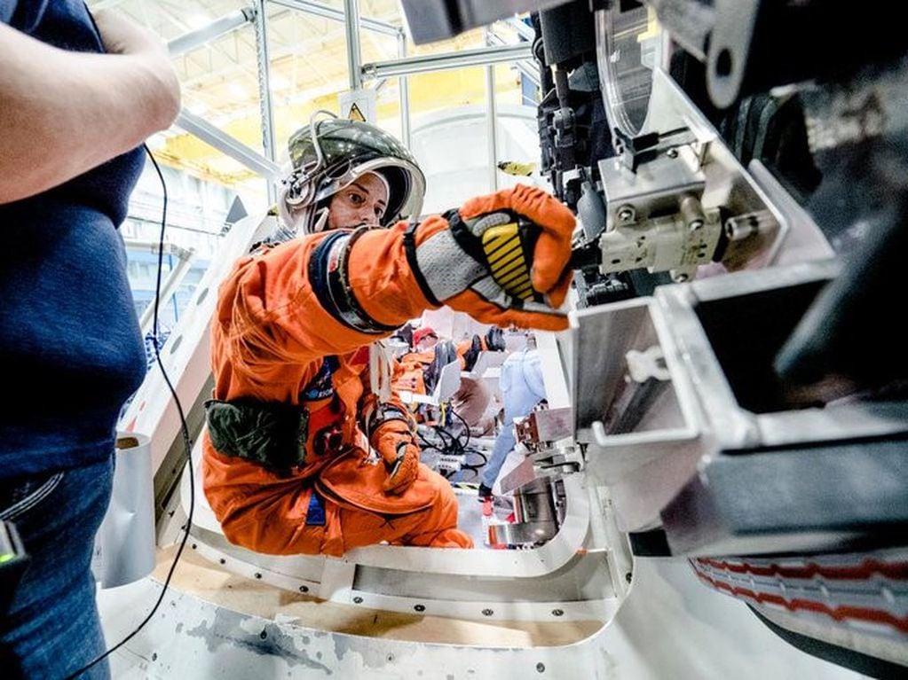 Mujeres y hombres astronautas continúan con su entrenamiento, como parte de los desarrollos de la misión Artemisa, con la cual la NASA volverá a llevar humanos a la Luna, no antes de 2025 o 2026.  