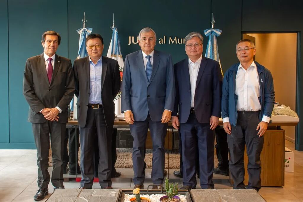El gobernador Morales y a su izquierda el presidente de Shanghai Electric Power Construction Company (SEPC), Jiang Lindi. Ambos encabezaron las conversaciones sobre la ampliación del parque solar Cauchari.