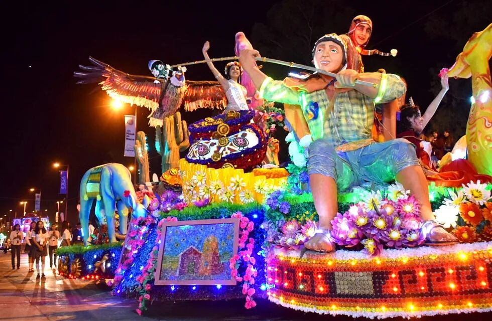 El tercer desfile de las carrozas -construcciones artesanales de los estudiantes jujeños de toda la provincia- se realizó anoche en la Ciudad Cultural. Las obras impactaron al público por su belleza y alegoría, con un gran despliegue de luces y figuras logradas con flores de papel y material reciclado.