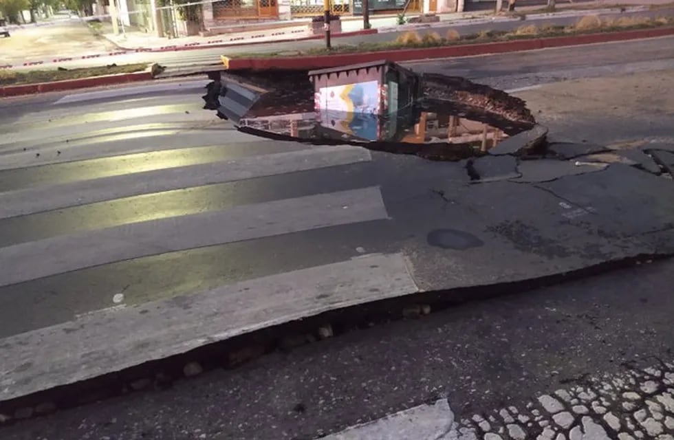 La rotura de un caño provocó un cráter en avenida Octavio Pinto al 3.200 (Gentileza Andrés Ferreyra).