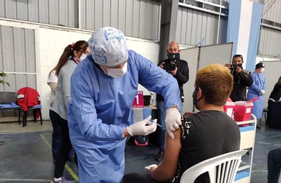 José de 16 años fue el primer adolescente vacunado contra el Covid-19 en el Polideportivo Municipal de San Luis. Gentileza El Diario