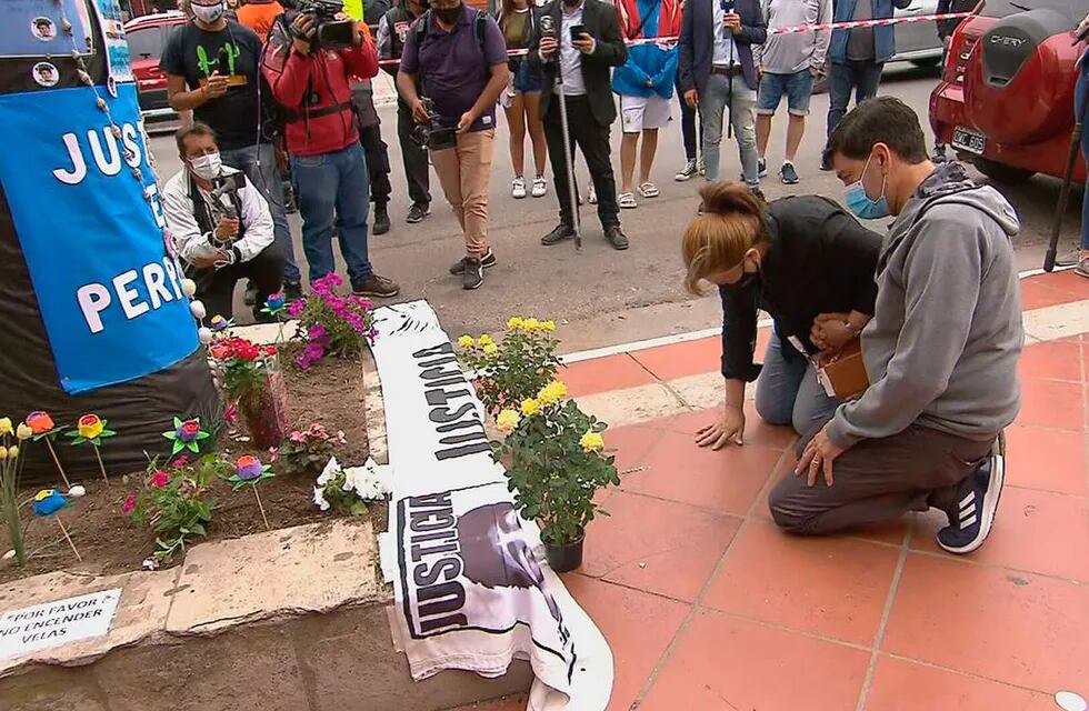 Los padres de Fernando Báez Sosa, en el lugar donde lo mataron.