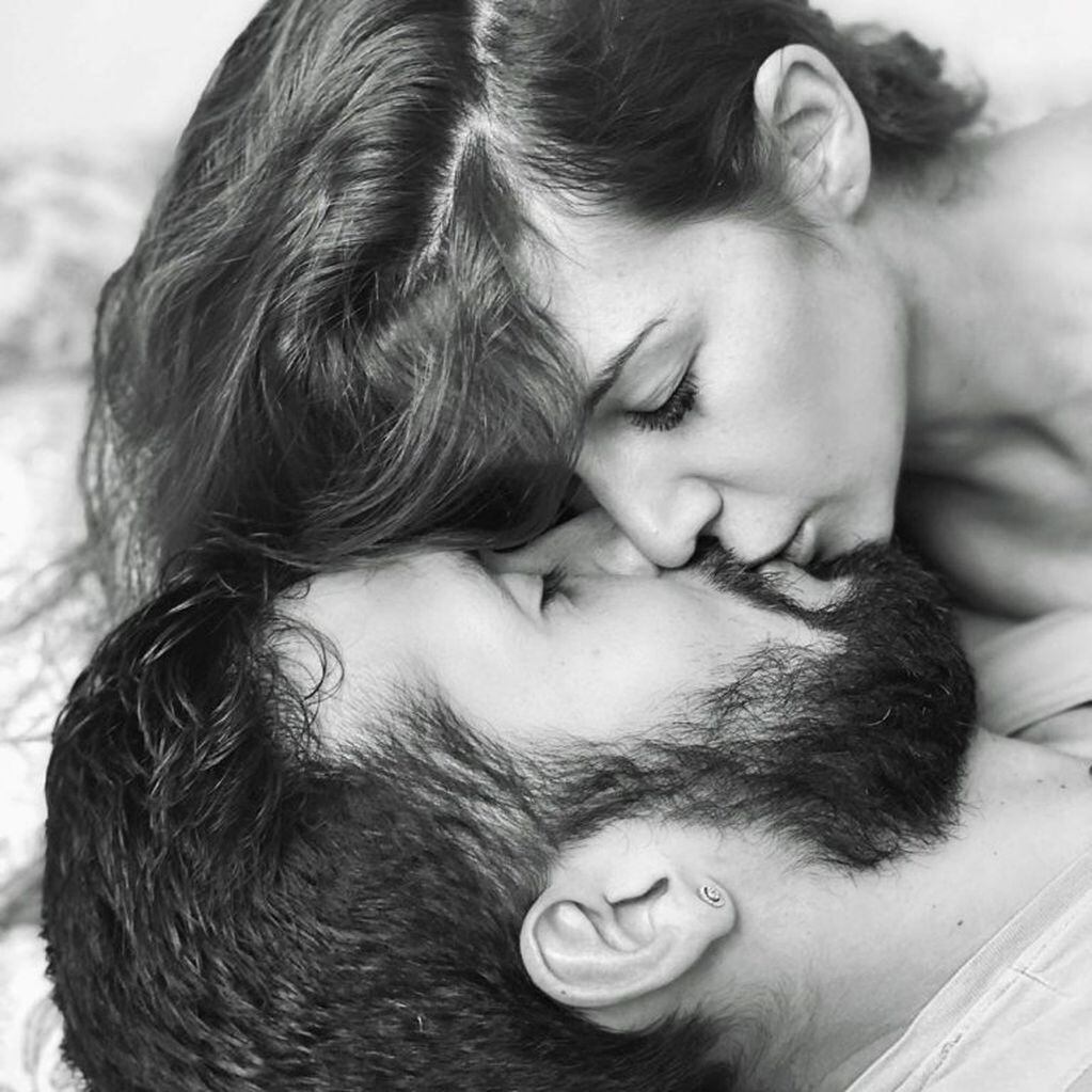 El apasionado primer beso de Ezequiel Garay y Tamara Gorro  después del aislamiento