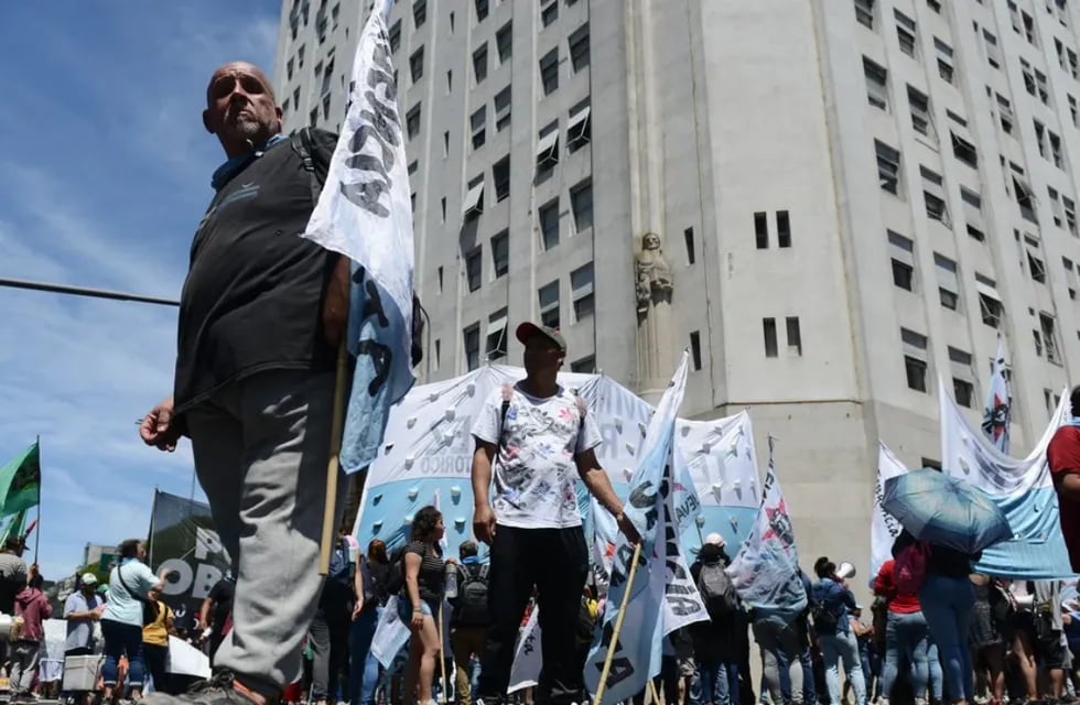Para bajarle la tensión al conflicto, el Gobierno acordó el pago de un nuevo bono a los movimientos sociales. Foto: Clarín.