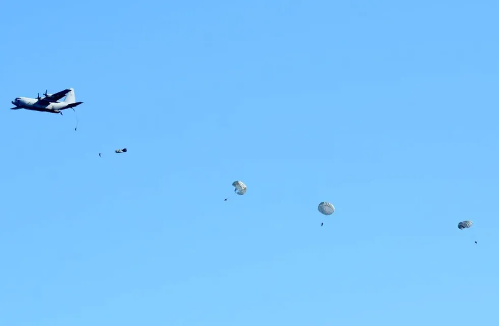 Paracaidistas sobre el lago San Roque
