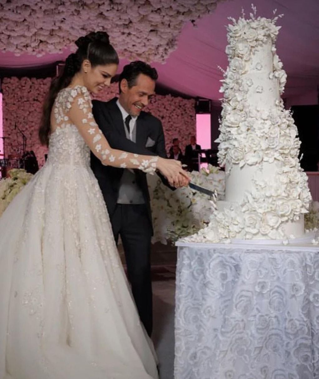 El impresionante pastel de bodas de Marc Anthony y Nadia Ferreira
