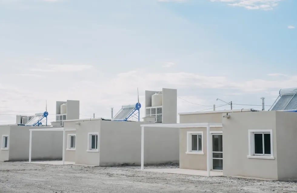 Las casas del IPV entregadas en Sarmiento cuentan con un sistema de termotanques solares.