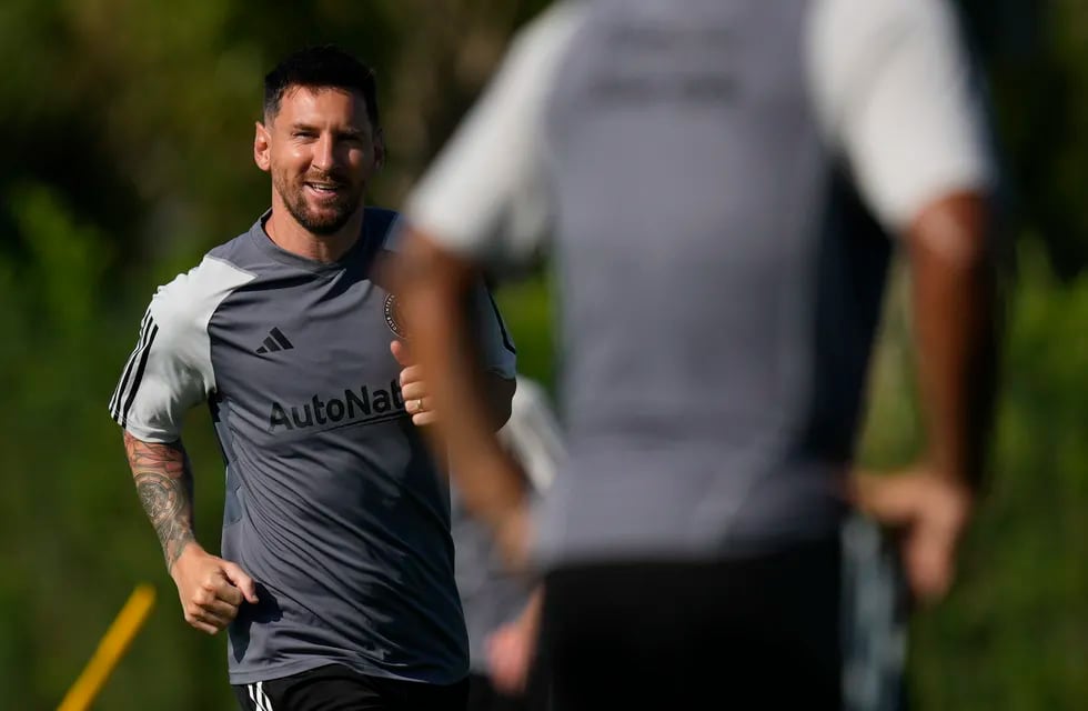 Lionel Messi participa en un entrenamiento del Inter Miami, el martes 18 de julio de 2023, en Fort Lauderdale, Florida. (AP Foto/Rebecca Blackwell)