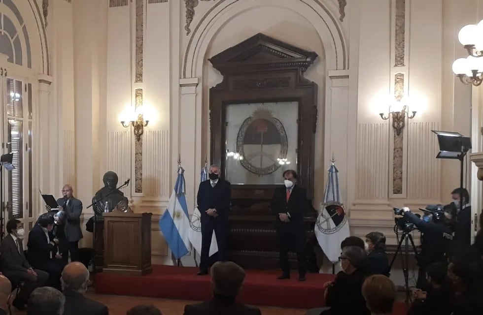Acto de condecoración al ministro Normando Álvarez García, en la Casa de Gobierno.