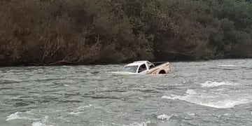 Rescatan a dos vecinos de El Soberbio tras caer con su camioneta en el arroyo Yabotí
