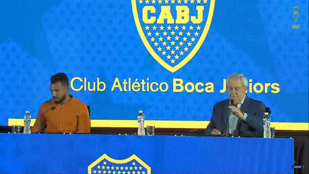 Carlos Tévez junto a Jorge Amor Ameal en la conferencia de prensa de despedida en Casa Amarilla.