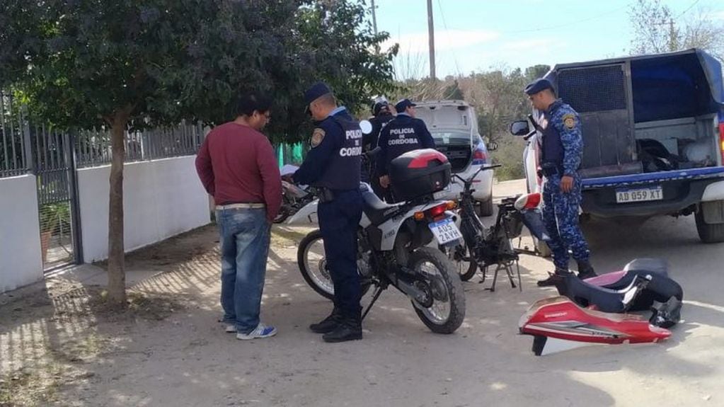 Vecinos de la zona reconociendo las partes de su motocicleta, la cual había sido robada.