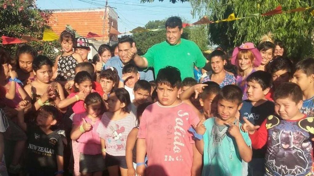 Mac Caddon y Chumpitaz participaron de una jornada solidaria en el barrio Alvear de Rosario en noviembre de 2016.